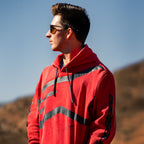 Sweat à capuche Alpinestars Unbound, polaire rouge teinte en vêtement, avec un logo noir extra-large sur la poitrine et le lettrage Alpinestars sur les manches, capuche à cordon de serrage, streetwear décontracté inspiré du sport automobile
