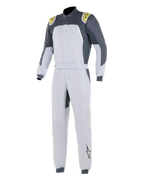 Alpinestars GP Pro Comp Suit, combinaison de course automobile professionnelle, gris argenté, bleu asphalte et vert citron, corps gris argenté clair avec panneaux gris foncé aux épaules et accents vert citron, taille ceinturée et poignets côtelés, construction à trois couches certifiée FIA pour la performance en sport automobile