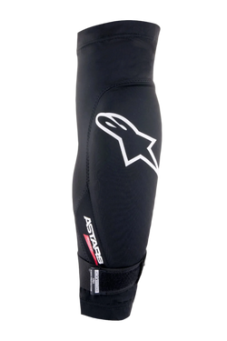 Genouillère Alpinestars Aria, noir et blanc, manchette en mesh respirant arborant un grand logo Astars blanc, le marquage 'ASTARS RIGHT' et une sangle réglable en bas, protection légère pour le VTT et le cyclisme