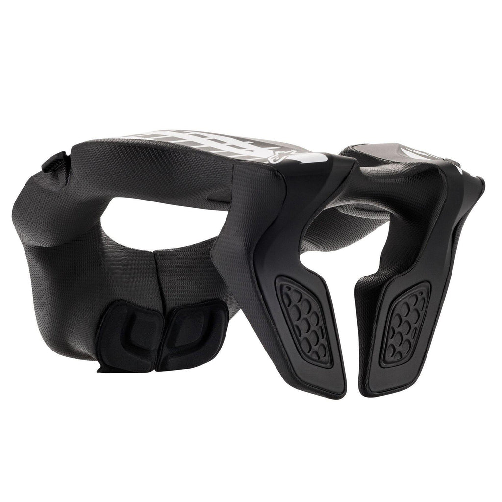 Protection cervicale Alpinestars Youth Neck Support, protège-cou de motocross, noir et blanc, doté d'un cadre profilé en polymère avec rembourrage en mousse EVA texturée, logo Alpinestars blanc sur la partie supérieure, système de stabilisation arrière, conçu pour la protection tout-terrain des jeunes pilotes.