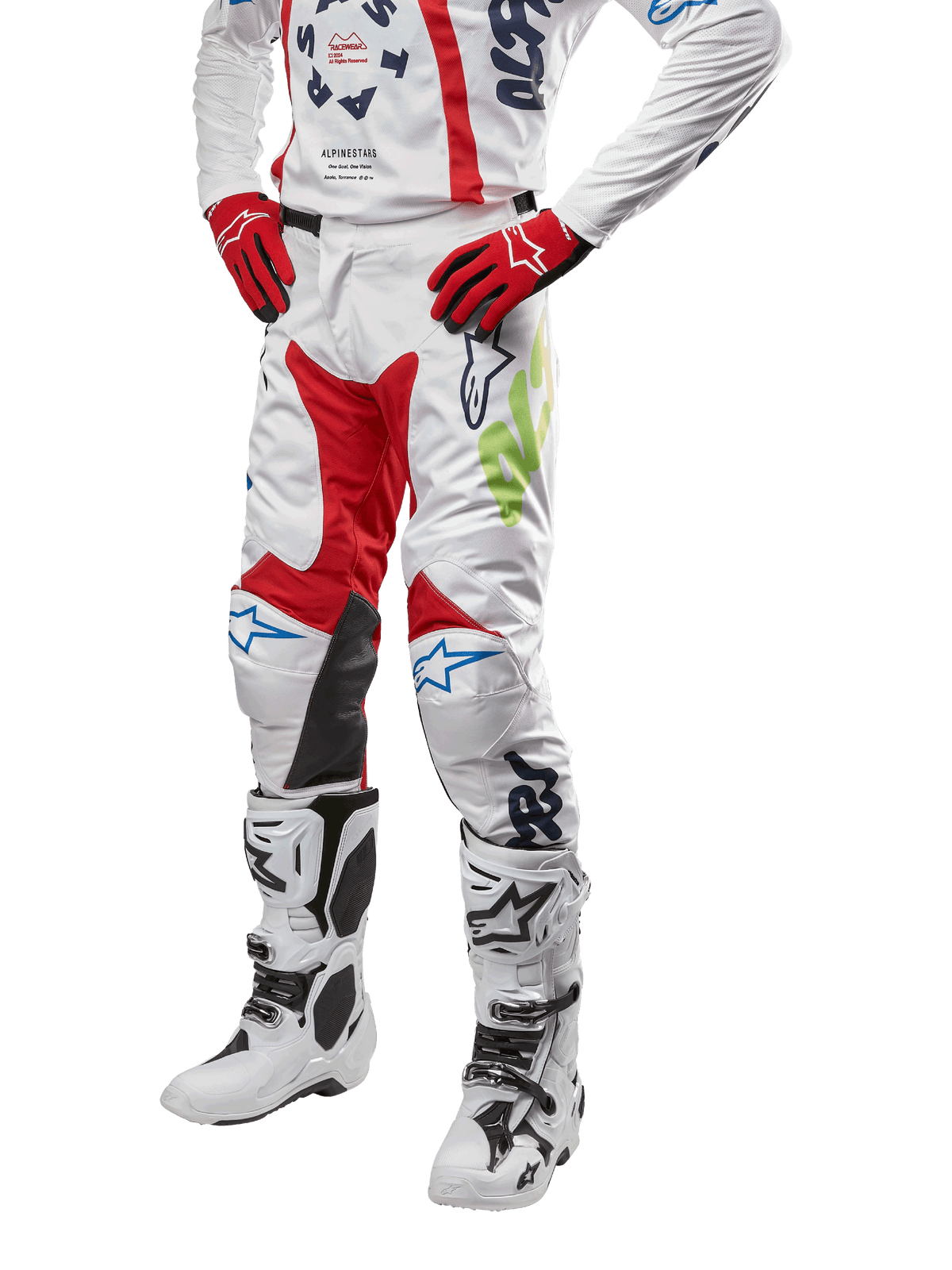 Alpinestars Pantalon Racer Hana 2024, pantalon de motocross, blanc avec accents rouge, bleu et vert citron, doté d'un design protecteur avec empiècements en cuir aux genoux, porté avec maillot assorti, gants rouges et bottes blanches à boucles, tenue de sport mécanique