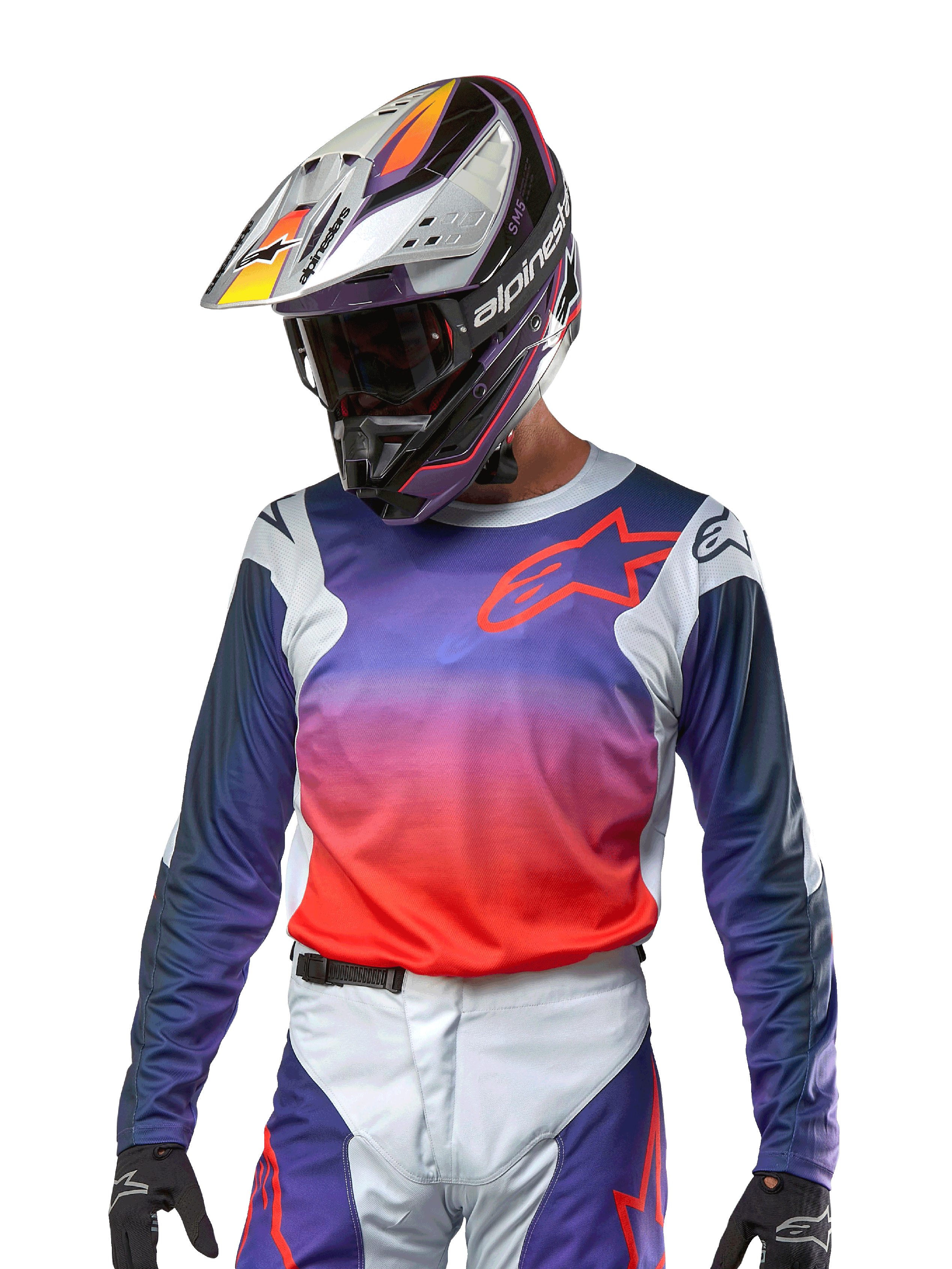Maillot Alpinestars Racer Hoen 2024, maillot de motocross, dégradé violet et orange vif avec manches bleu foncé, empiècements gris clair aux épaules, porté avec un pantalon de course et un casque assortis, équipement de conduite tout-terrain complet