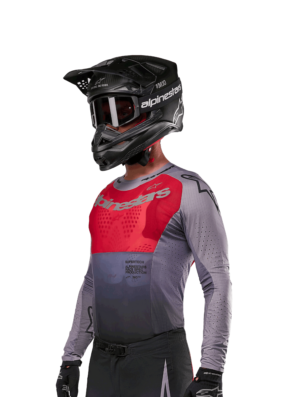 Alpinestars 2024 Supertech Dade Jersey, maillot de motocross, rouge et gris, à manches longues avec perforations découpées au laser, porté par un pilote avec casque et gants noirs, coupe de course athlétique professionnelle