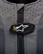 Système Airbag Alpinestars Tech-Air 5, rabat magnétique avec logo étoile blanc sur tissu gris perforé.
