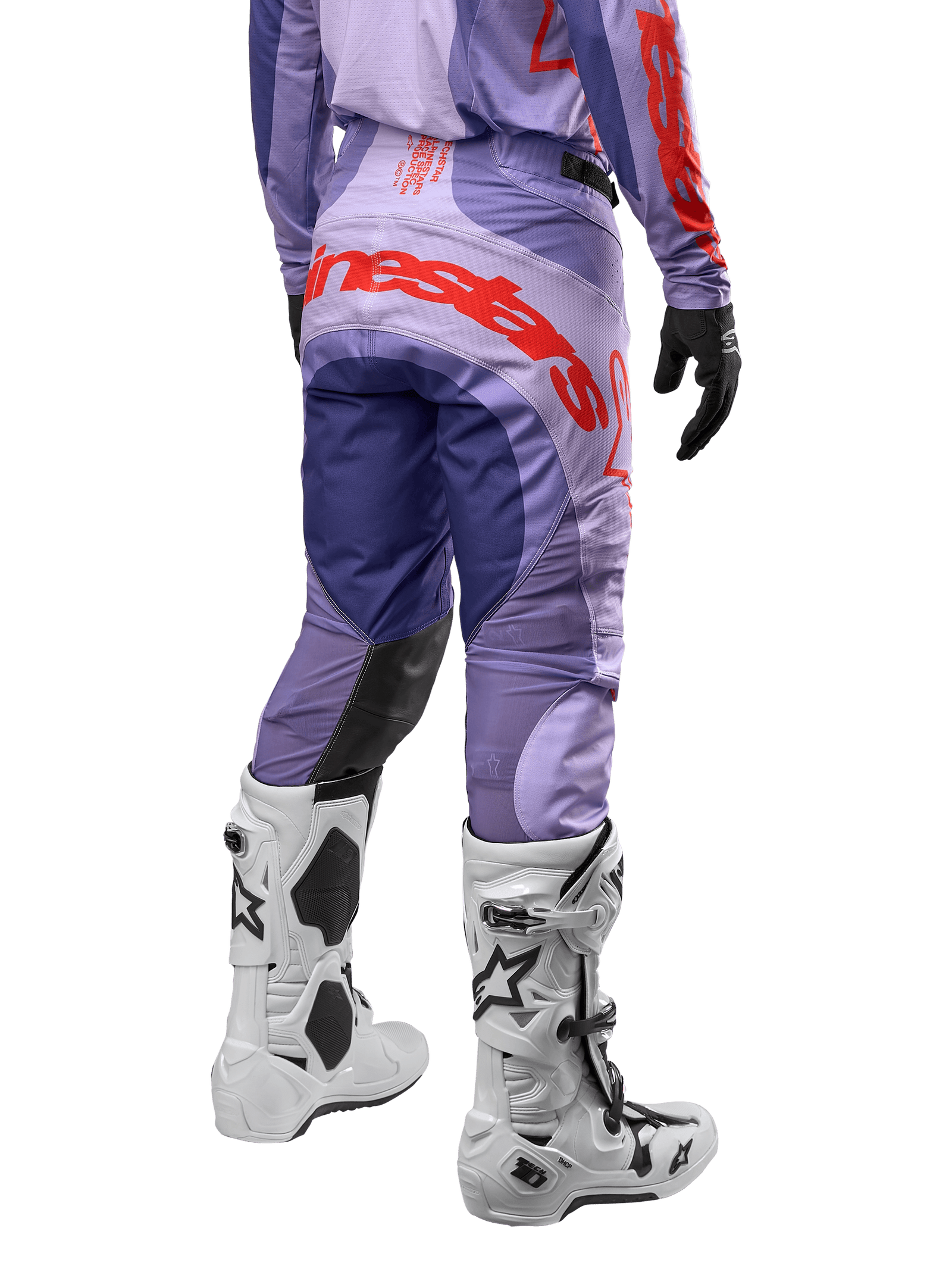 Alpinestars 2024 Techstar Ocuri Pants, pantalon de motocross, violet avec logos orange vif, vue arrière, accompagné de bottes blanches et gants noirs, équipement de protection technique pour le tout-terrain