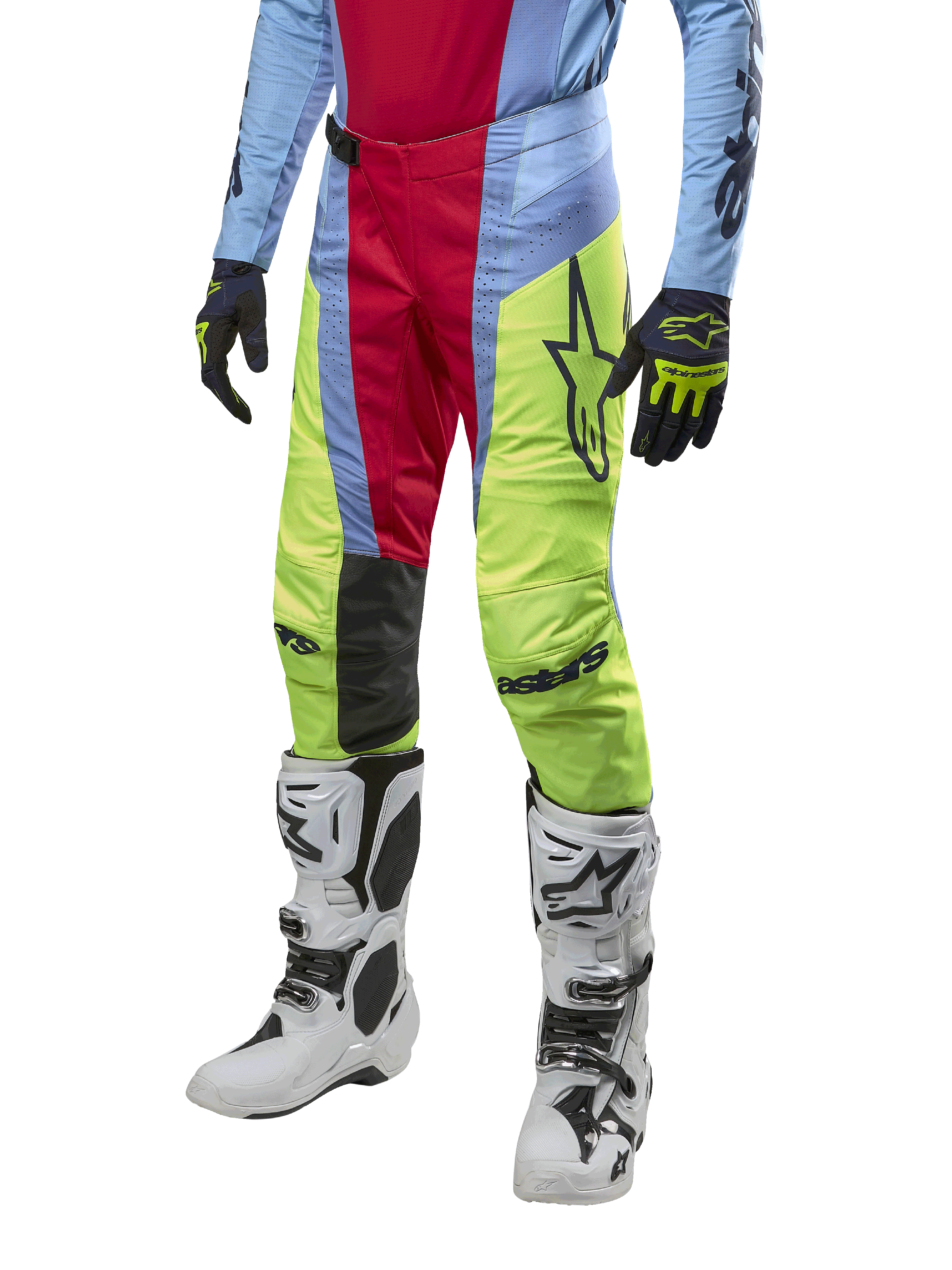 Pantalon Alpinestars Techstar Ocuri 2024, pantalon de motocross, bleu clair, rouge berry et jaune fluo, porté avec l'équipement assorti et des bottes blanches, doté d'un marquage Astars audacieux et d'une coupe de course performante