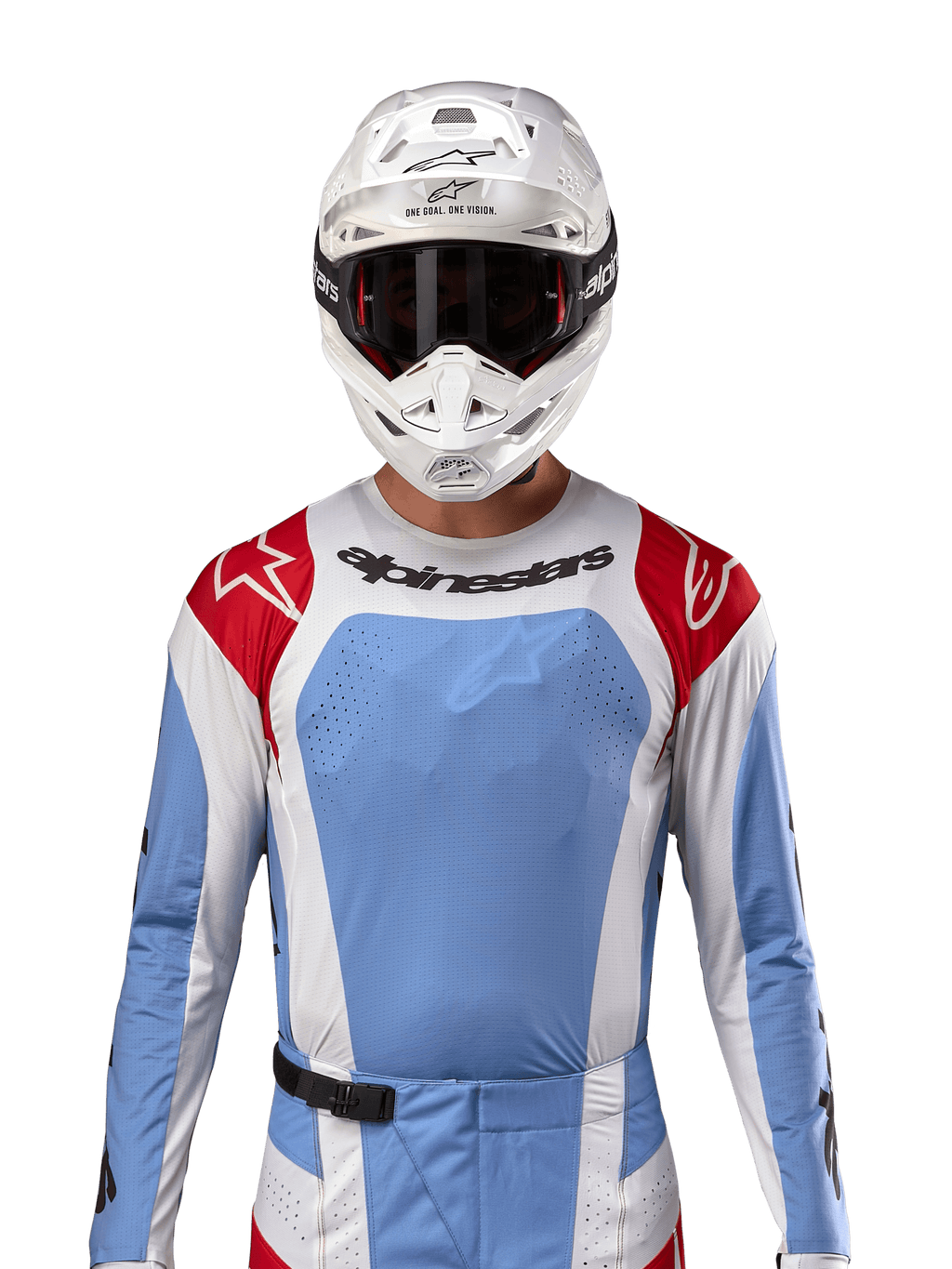 Maillot Alpinestars Techstar Ocuri 2024, maillot de motocross, bleu clair, rouge Mars et blanc, vue de face avec ventilation découpée au laser et coupe athlétique, porté avec un casque blanc et des lunettes pour un look de course tout-terrain professionnel