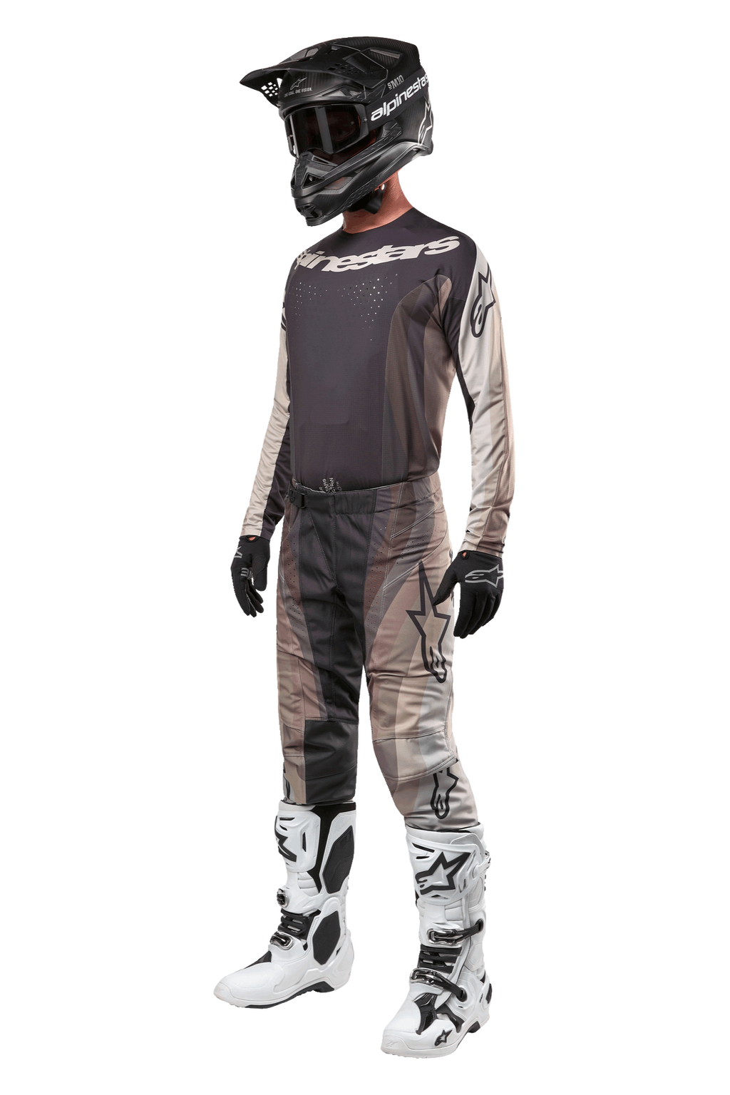 Pantalon de motocross Alpinestars Techstar Pneuma 2024, Dark Sand Iron Dust Gray, porté avec une tenue complète comprenant un maillot assorti, un casque noir, des gants noirs et des bottes blanches, avec des motifs camouflage désert ton sur ton et de grands logos.