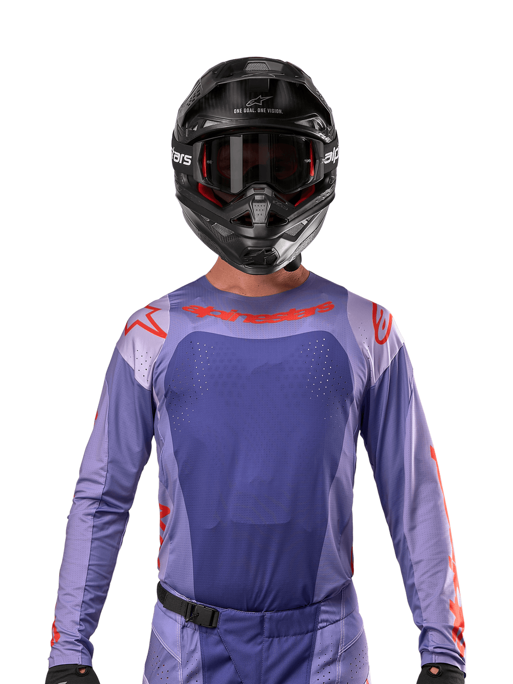 Maillot Alpinestars Techstar Ocuri 2024, violet et orange vif, porté par un pilote de motocross avec un casque et des lunettes noirs, doté de perforations découpées au laser sur la poitrine, d'une coupe athlétique de course et de logos rouges sur les épaules et le torse.