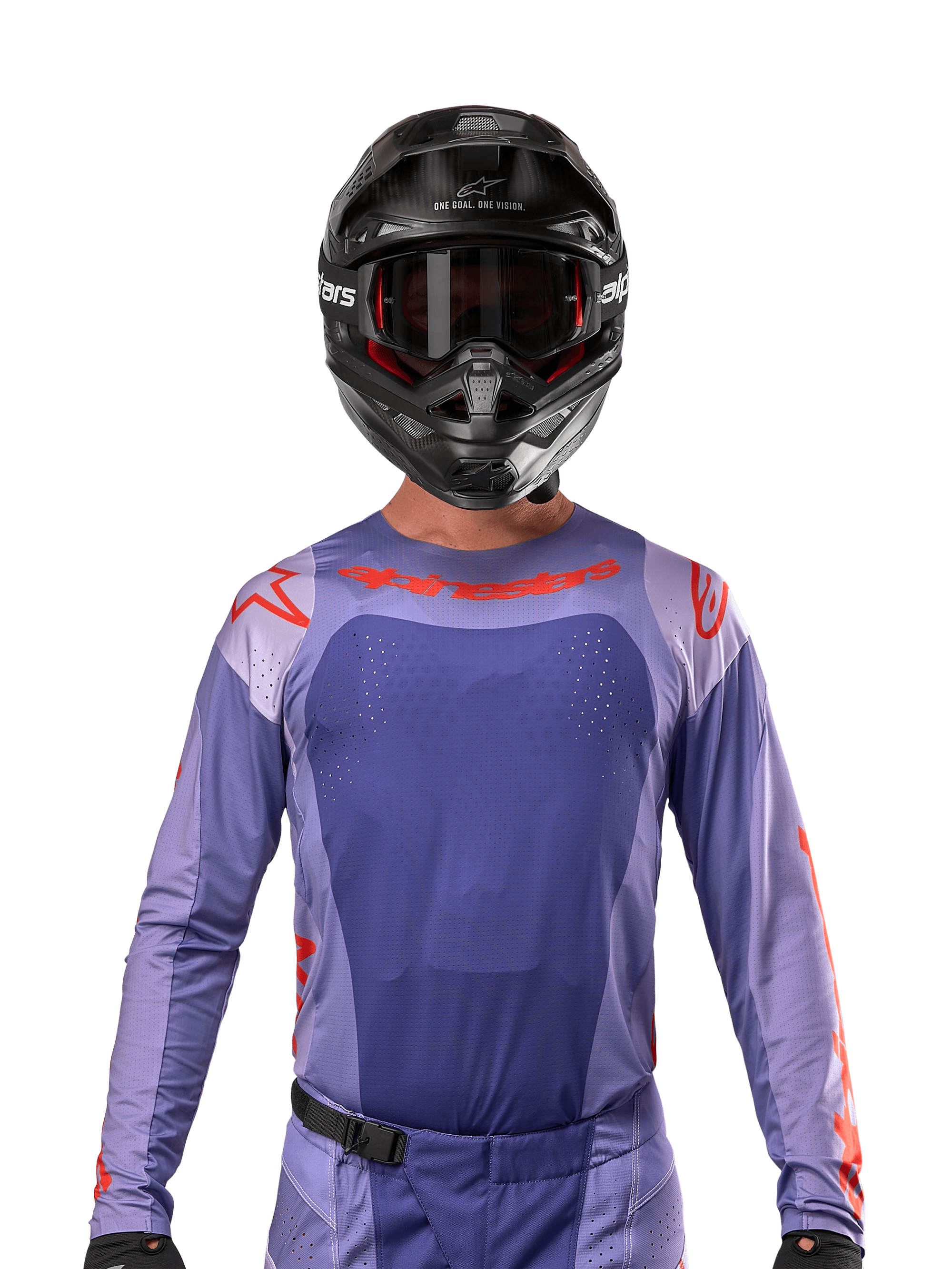 Maillot Alpinestars Techstar Ocuri 2024, violet et orange vif, porté par un pilote de motocross avec un casque et des lunettes noirs, doté de perforations découpées au laser sur la poitrine, d'une coupe athlétique de course et de logos rouges sur les épaules et le torse.