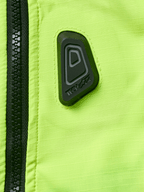 Alpinestars Tech-Air® 3 V2 System, gilet airbag moto, gros plan sur le tissu jaune fluo résistant à l'eau avec fermeture éclair noire, logo Tech-Air en caoutchouc noir, équipement de sécurité haute visibilité