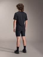 Alpinestars A-Dura Liner Shorts, short de cyclisme noir, vue de dos sur modèle, tissu extensible ajusté avec coutures de rembourrage de chamois visibles, associé à un t-shirt noir et des chaussures de cyclisme, équipement de VTT