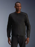 Mannequin homme portant la veste Alpinestars C-1 Air noire, une veste de moto contemporaine dotée de larges panneaux en maille technique et d'une fermeture éclair frontale intégrale, associée à un pantalon de moto noir assorti, esthétique urbaine et trajets quotidiens