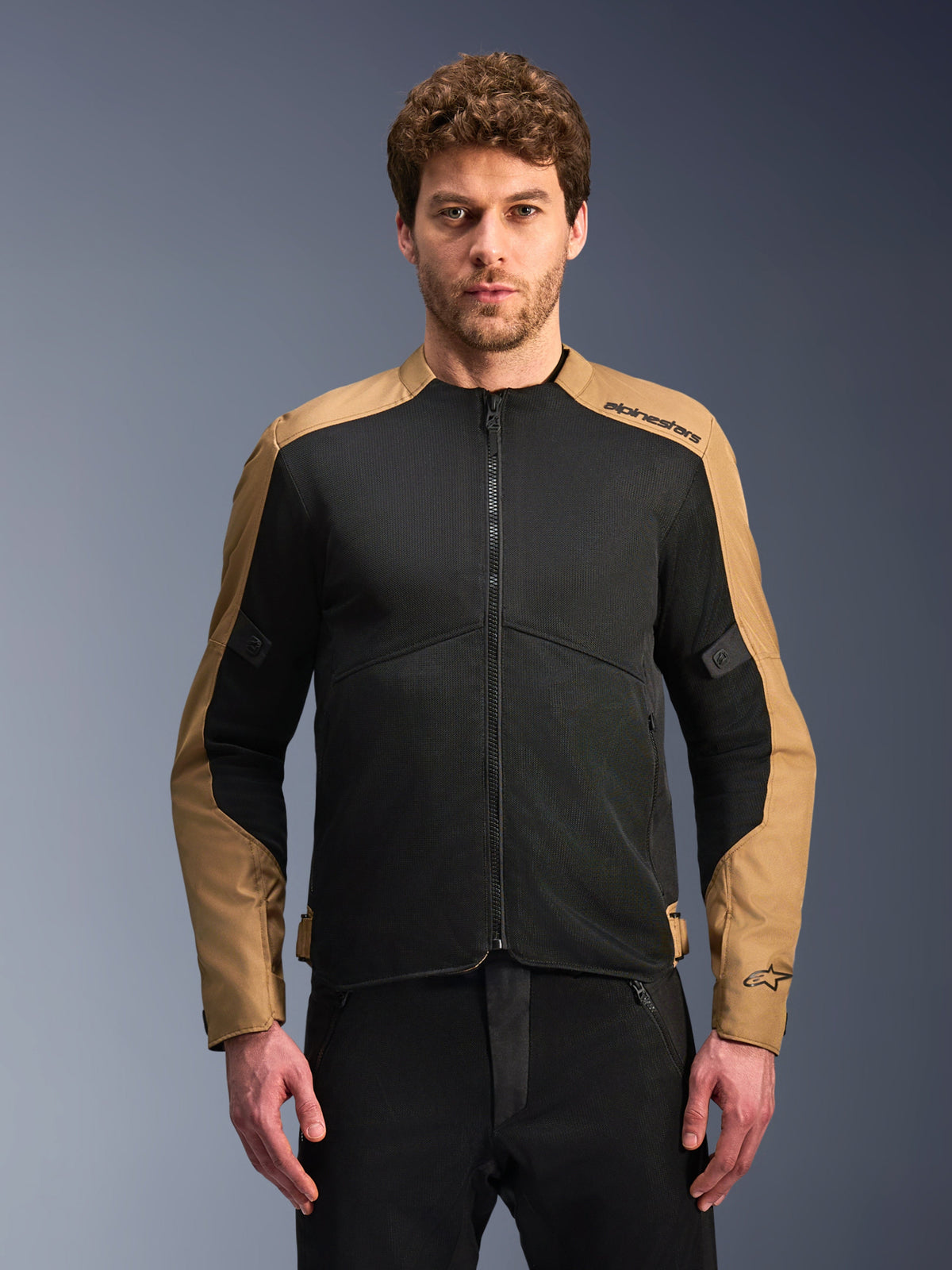 Veste Alpinestars C-1 Air, veste de moto urbaine pour homme, noire et sable, panneaux en maille technique respirante.