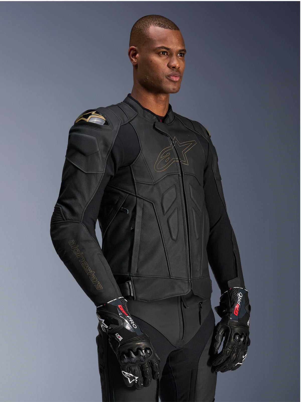 Alpinestars veste en cuir Dusk, blouson de moto noir et doré pour homme, protection d'épaule DFS et gants GP Pro.