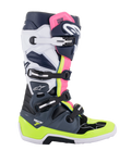 Bottes Alpinestars Tech 7, bottes de motocross, gris foncé, bleu marine et rose fluo, système de fermeture à quatre boucles avec des accents jaune fluo et blanc, construction protectrice avec semelle renforcée, équipement de course tout-terrain professionnel