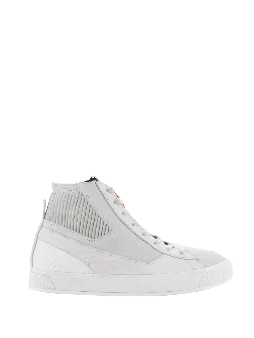 Alpinestars Stated Shoes, chaussures de moto urbaines, blanc et gris, basket montante avec col de cheville en tricot côtelé, tige en nubuck et toile, semelle en caoutchouc vulcanisé blanc, design rétro minimaliste avec détail du logo rouge sur la languette