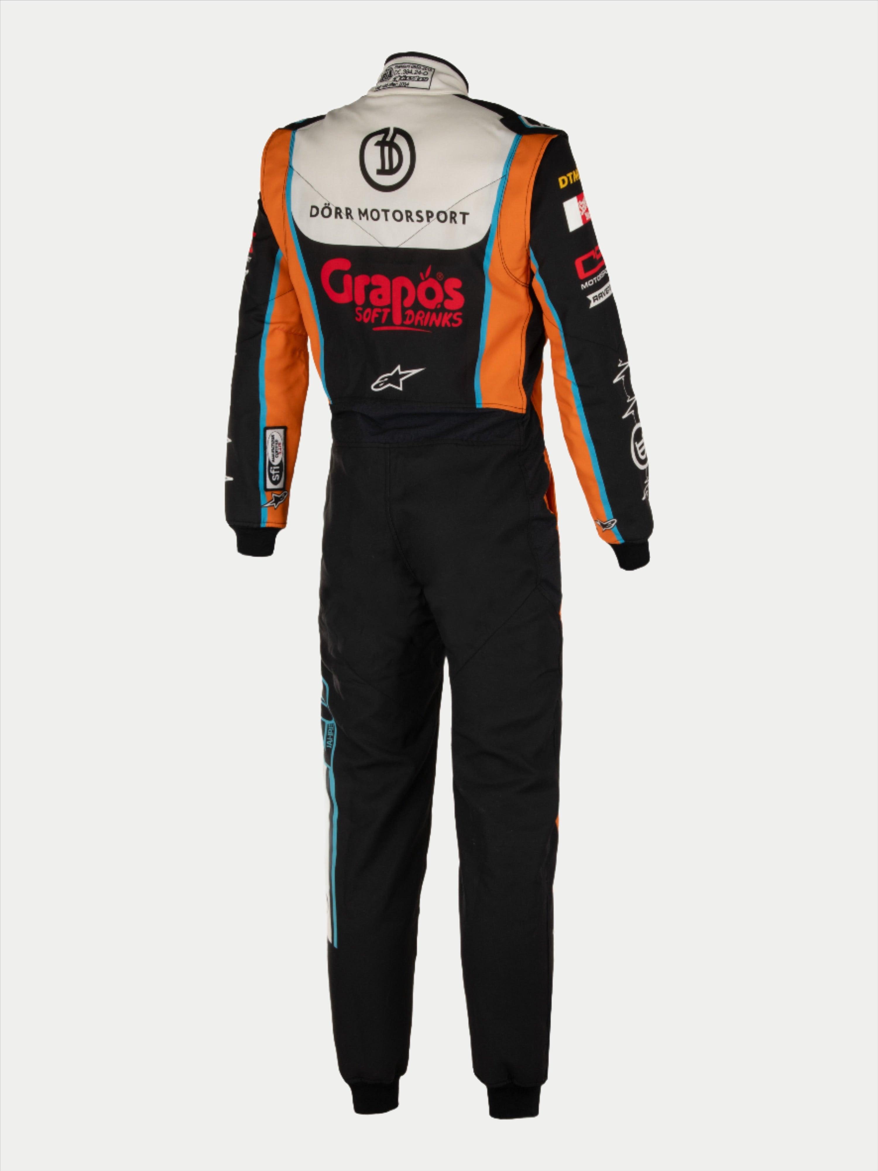 Alpinestars Tech Vision V3, combinaison sur mesure à longueur ajustée, vue de dos, noire et orange, homologuée FIA, équipement de course automobile en Nomex.