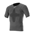 Alpinestars Haut de couche de base Roost, haut de sous-couche technique pour motocross et tout-terrain, anthracite noir, manches courtes, tricot respirant avec zones rembourrées stratégiques pour une protection contre les projections.