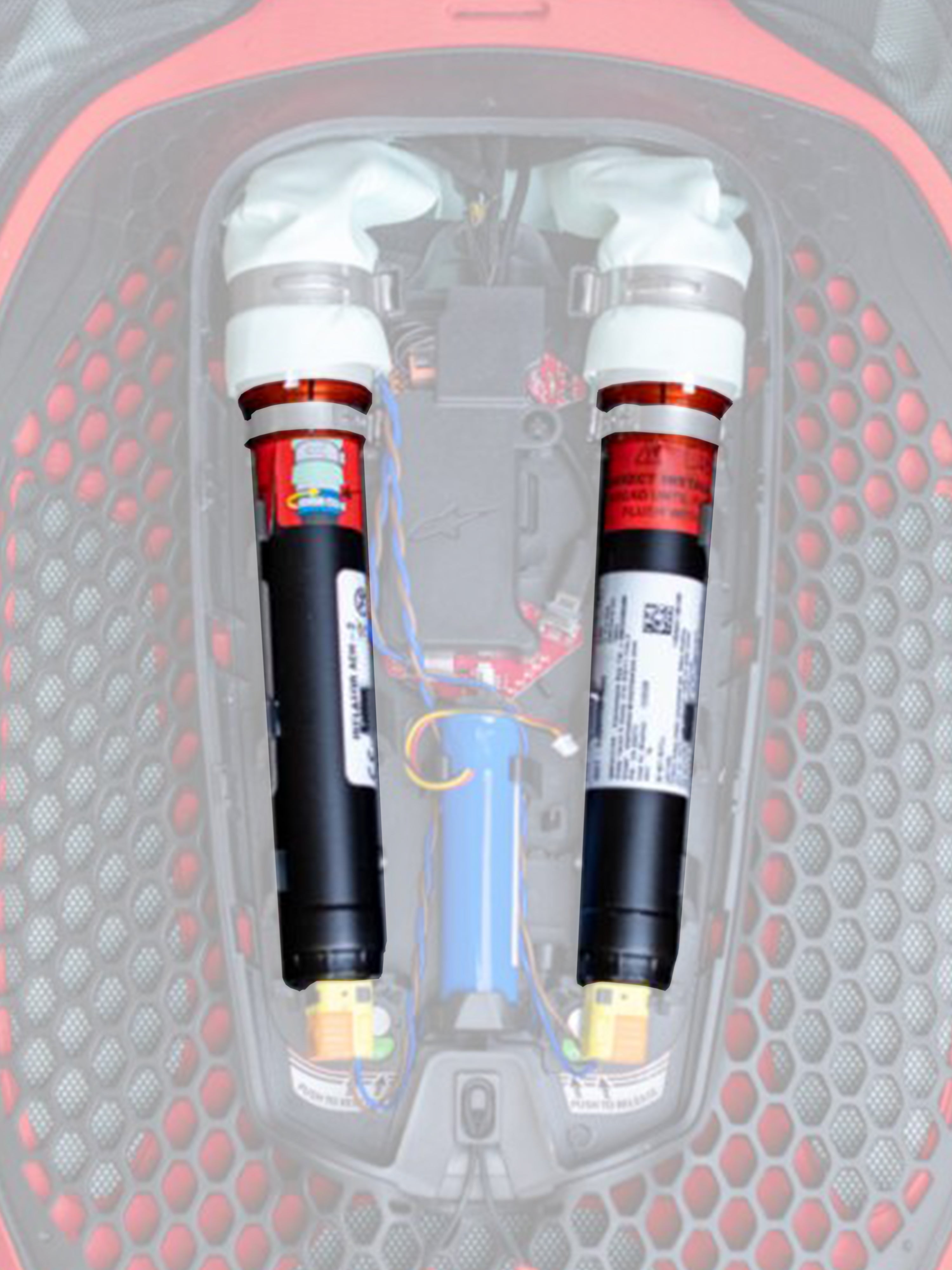 Kit de cartouches de remplacement Alpinestars Tech-Air 7X & Off-Road, cartouches de remplacement pour airbag, noir avec dessus blancs et bandes orange, deux cartouches d'argon illustrées installées dans un système d'airbag électronique à motif alvéolé rouge et noir avec câblage coloré